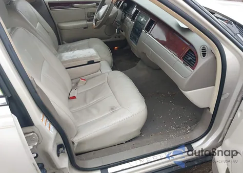 2003 Lincoln Town Car Cartier z USA, uszkodzony, nr VIN 1LNHM83W33Y637102